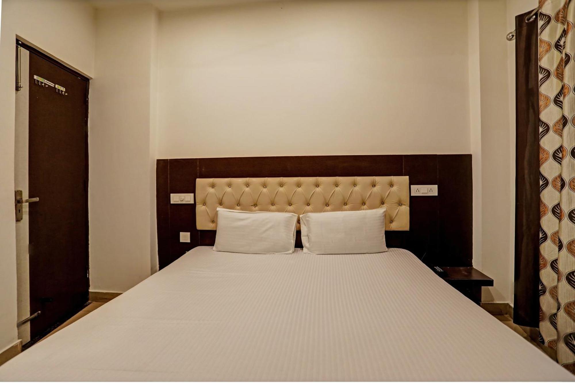 Oyo Hotel The Red Hut Chandīgarh エクステリア 写真
