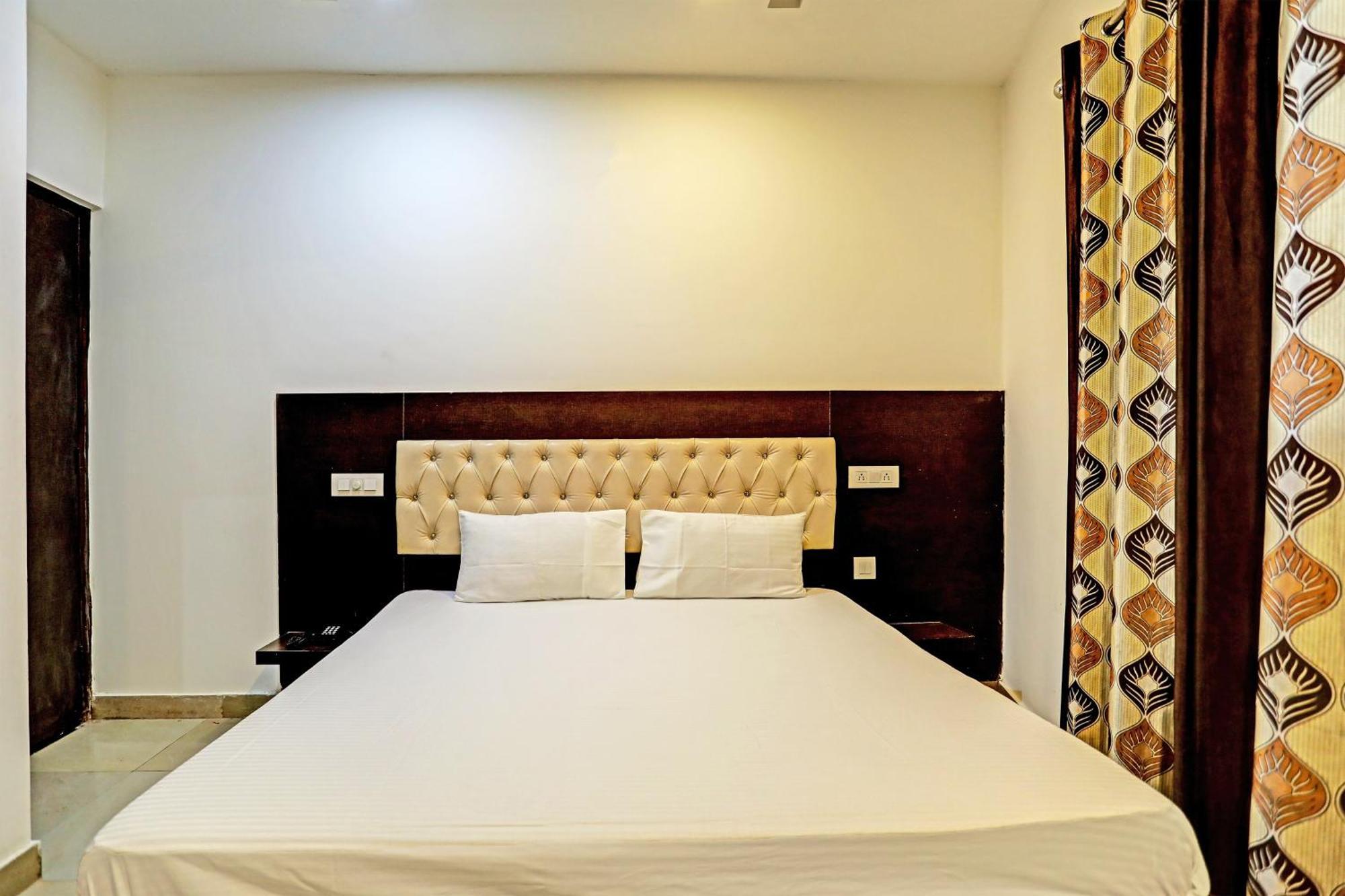 Oyo Hotel The Red Hut Chandīgarh エクステリア 写真