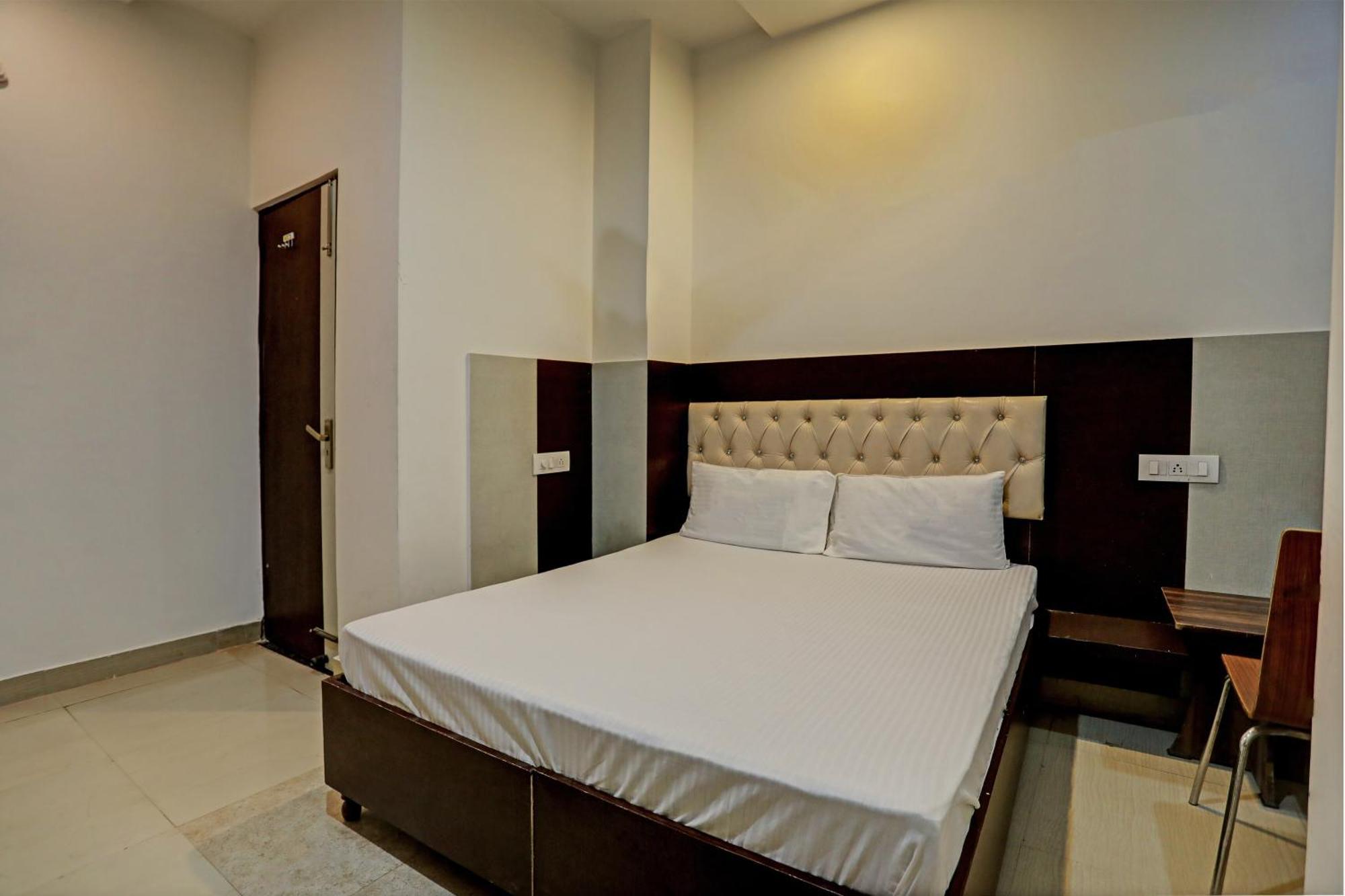 Oyo Hotel The Red Hut Chandīgarh エクステリア 写真