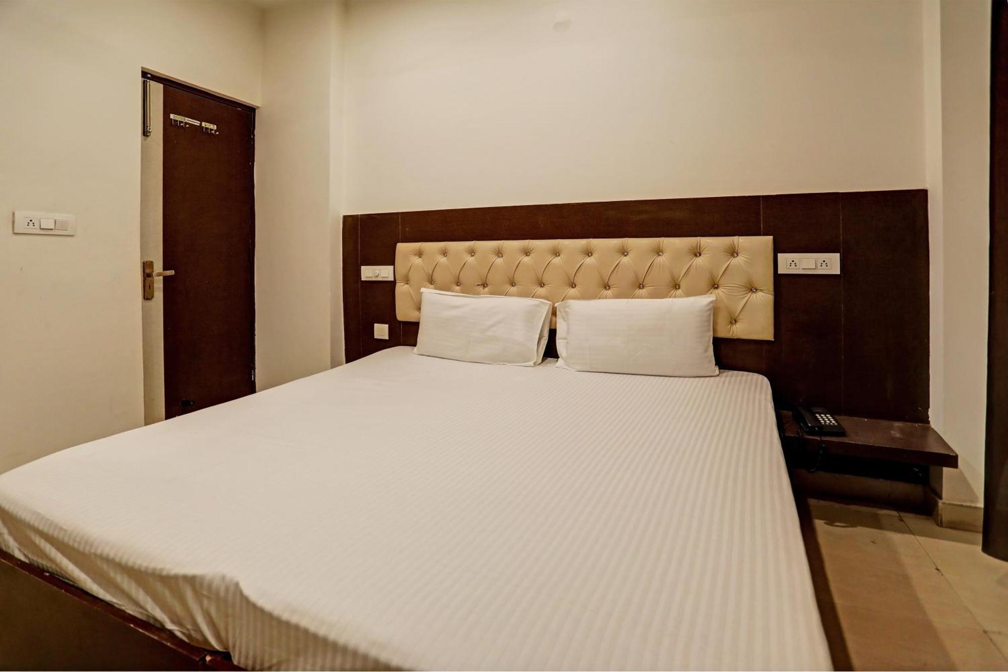 Oyo Hotel The Red Hut Chandīgarh エクステリア 写真
